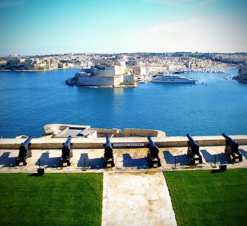 Spinola Bay Top Floor Seafront 3 Bedroom Apartment With Panoramic Sea Views - By Getawaysmalta Saint Julian's Εξωτερικό φωτογραφία